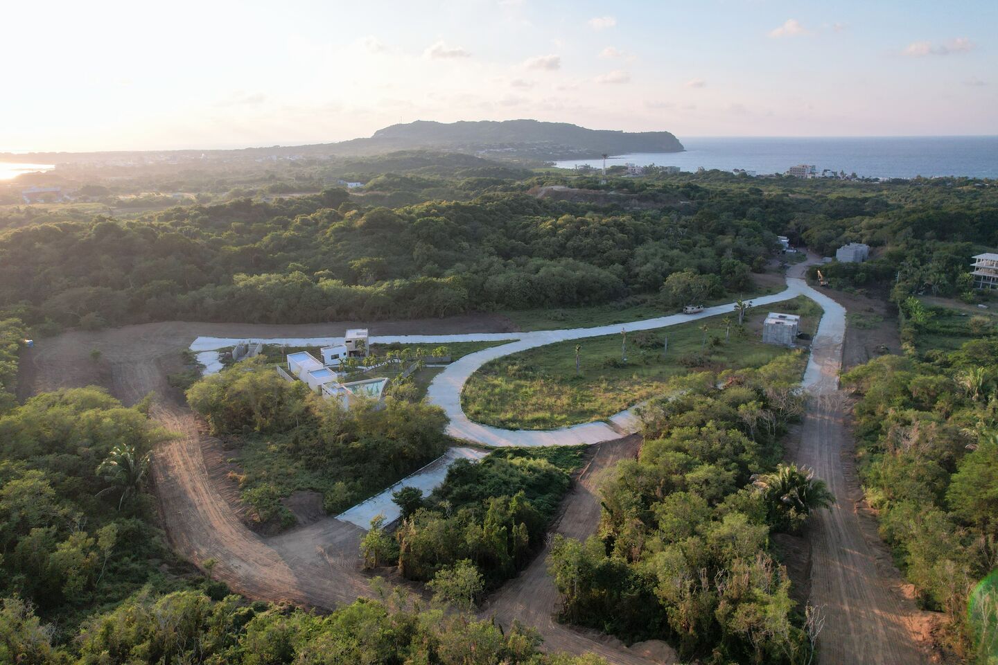 Foto de dron de Cumbres de Mita al atardecer, con la península de Punta Mita y el mar al fondo